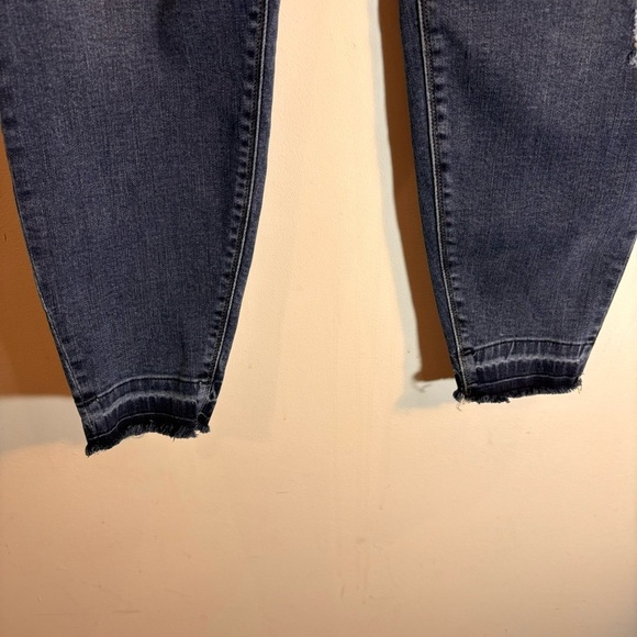 SPANX Sz M Pull On Jeans Skinny Distressed Mid-Wash Raw Hem High Raise Denim NEW - Picture 5 of 14